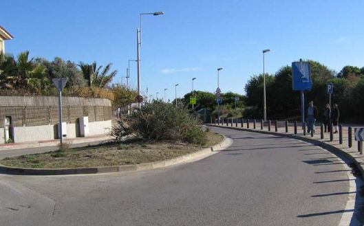 Illeta situada al passeig marítim de Gavà Mar (en la frontera dels termes municipals de Gavà i Castelldefels)